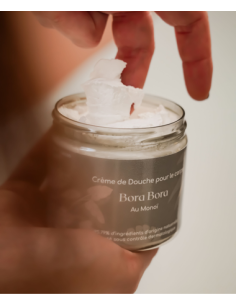 crème de douche avec main dedans