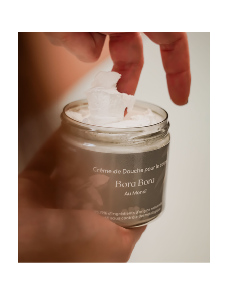 crème de douche avec main dedans