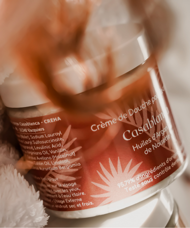 crème de douche en gros plan avec cheveux