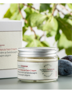 creme prune et marula avec en fond des prunes
