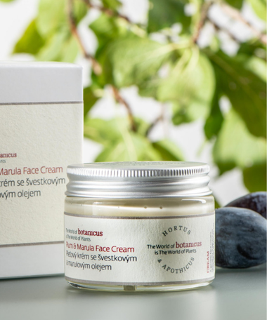creme prune et marula avec en fond des prunes